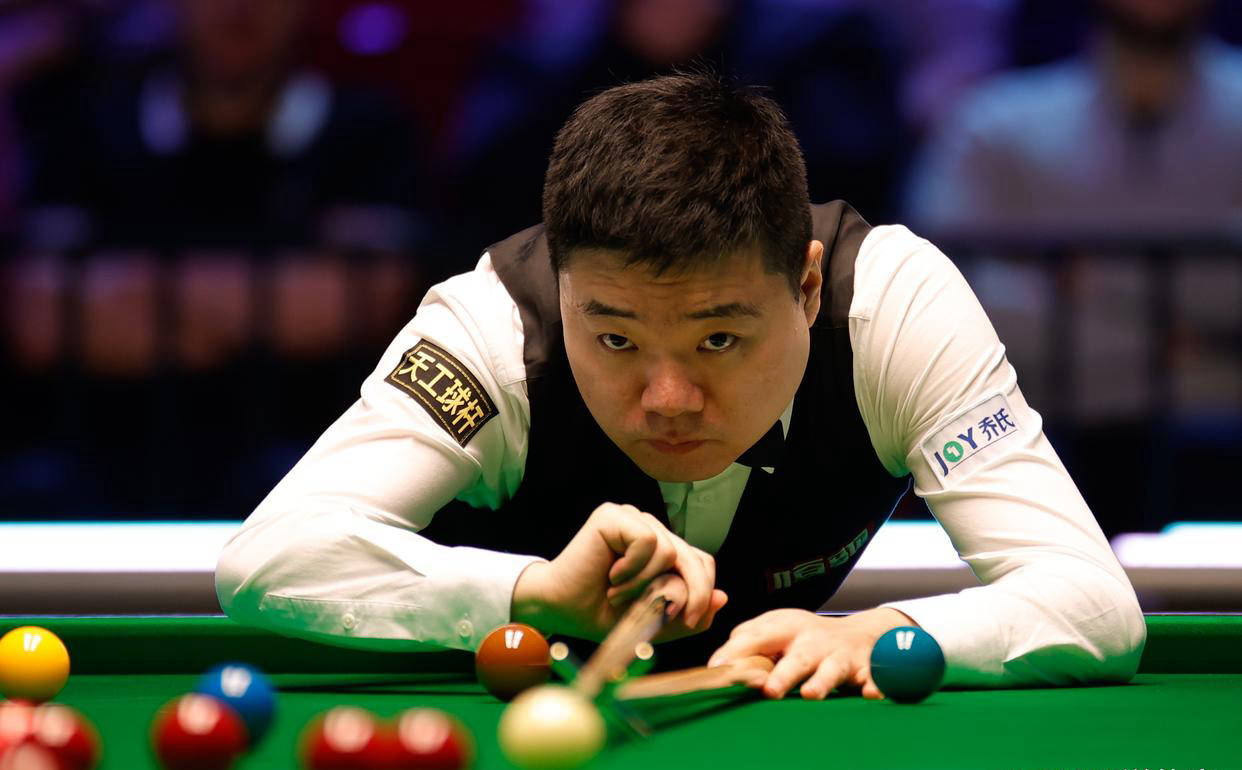 之间的胜者, 关键时刻丁, 冠军凯伦威 之间的胜者, 关键时刻丁, 冠军凯伦威